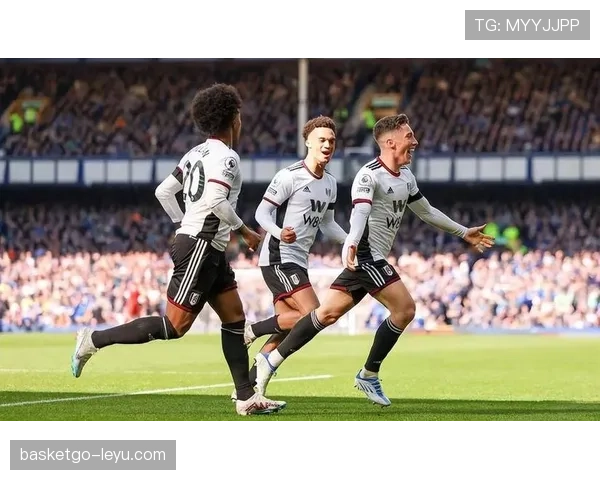 英超豪门十年辉煌与新挑战交织，未来表现备受瞩目