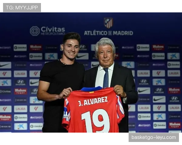 阿尔瓦雷斯与迪巴拉:技术型前锋的进攻效率及战术角色对比分析 阿尔瓦雷斯与迪巴拉:技术型前锋的进攻效率及战术角色对比分析