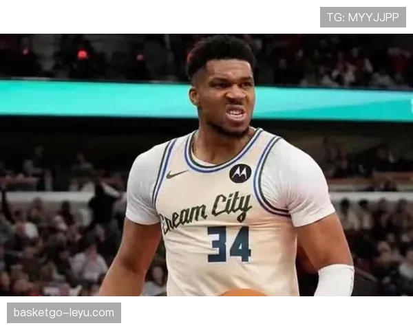 扬尼斯·阿德托昆博豪宅门口骑共享单车遛娃，路人表情包直接上线